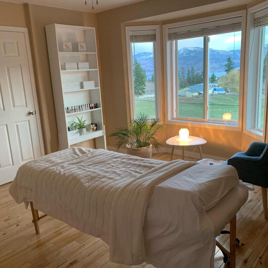 Salish B&B And Spa Уест Келоуна Екстериор снимка